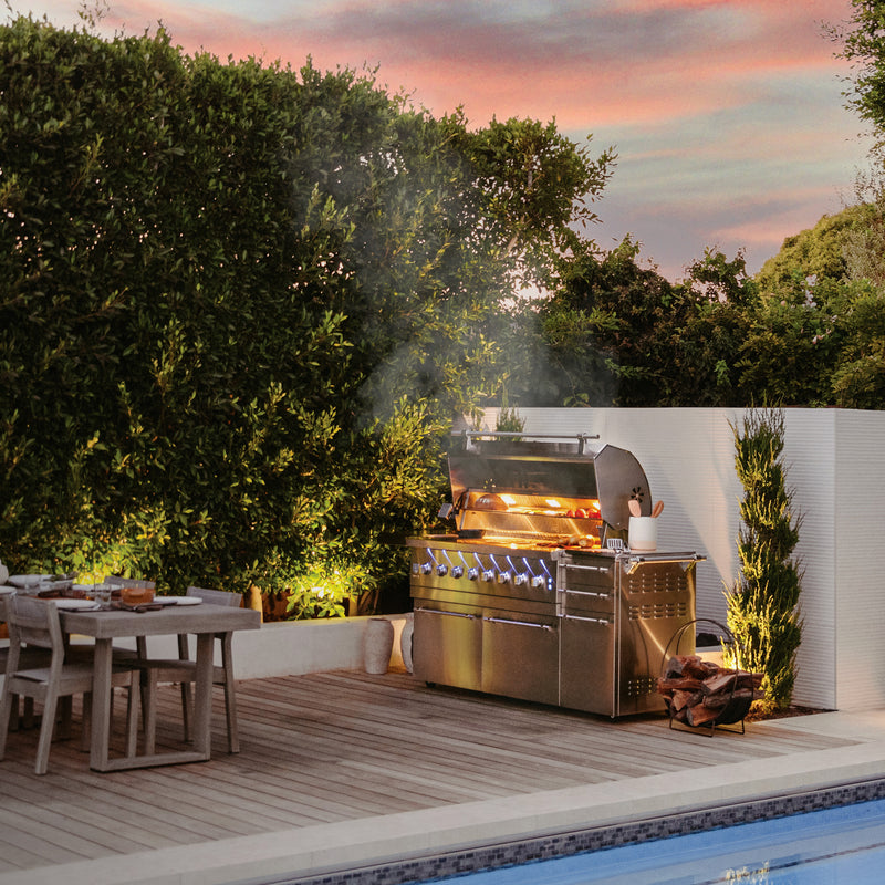 Powerful interior lights and glowing control knobs keep you in full command after dark, turning evening cookouts into effortless events.