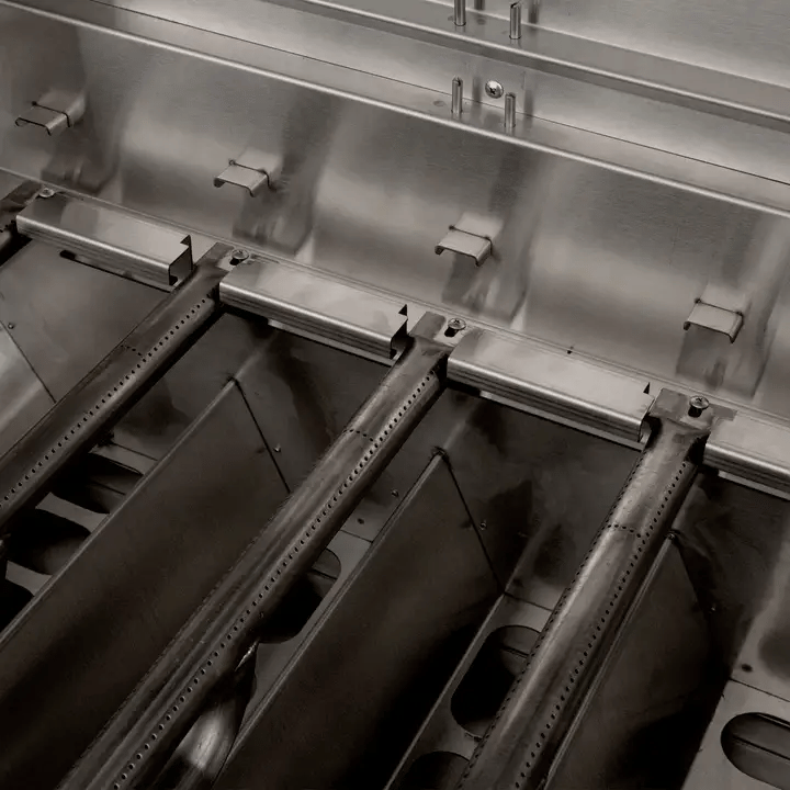 The Muscle 36's four stainless steel main burners with flame tamers and heat zone separators emables powerful, even heat and true multi-zone cooking.