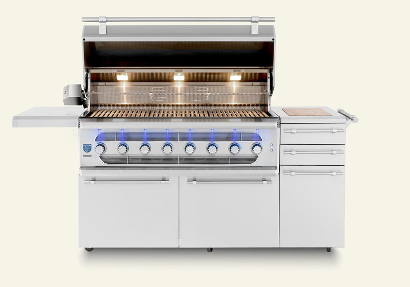 Powerful interior lights and glowing control knobs keep you in full command after dark, turning evening cookouts into effortless events.