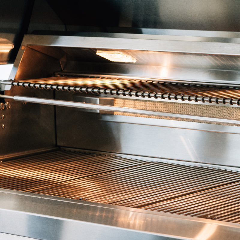 The spacious warming rack above the cooking grates equips you to serve your meals with consistent heat.