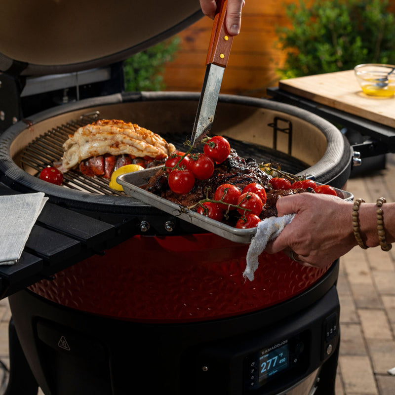 The 2-tier cooking zone of the Big Joe enables you to cook your meats and vegetables with varied temperatures for optimal efficiency