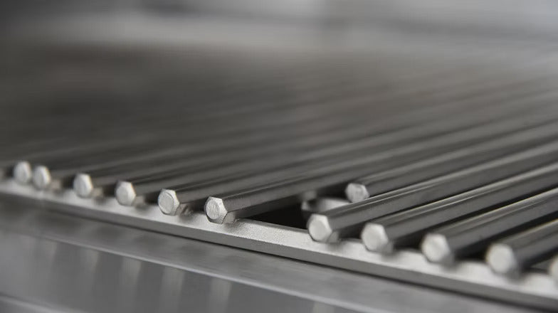 Heavy 304 stainless cooking grates on Kokomo Elite gas grills hold heat and create defined sear marks for steakhouse‑quality results.