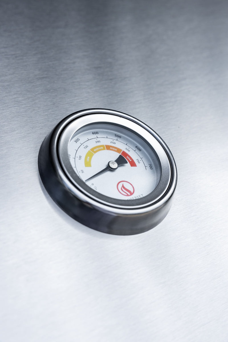Easy-to-read hood thermometer helps you dial in low-and-slow, roasting, or searing temps without constantly lifting the lid.