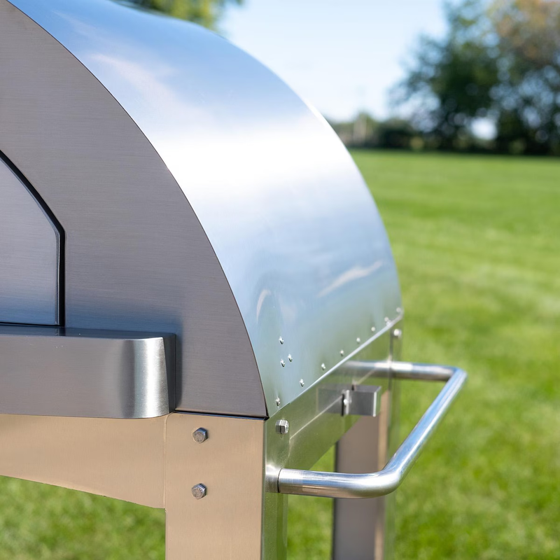 Smooth 304 stainless shell and side handles deliver long-lasting durability and easy maneuverability.